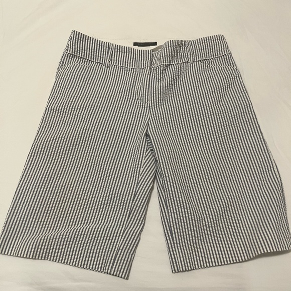 BCBG maxazria blue/white seersucker cotton shorts. - Picture 5 of 6